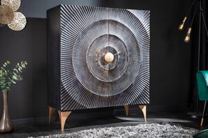 Luxusní vysoká komoda Cumbria zdobená ornamenty z masivního mangového dřeva v art deco stylu 120cm