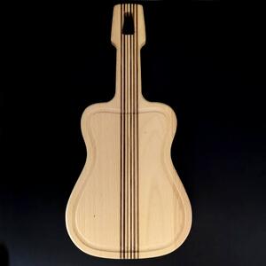 AMADEA Dřevěné prkénko s drážkou ve tvaru kytary, masivní dřevo, 42x20x2 cm
