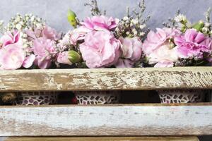 Obraz květiny v dřevěné bedničce bez srdíčka
