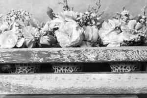 Obraz černobílé květiny v bedýnce bez srdíčka