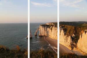 Útesy Étretat v teplém večerním světle – Třídílný obraz A, 150 × 100 cm