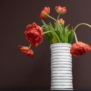 Bílá porcelánová ručně vyrobená váza Ribbon – Mette Ditmer Denmark