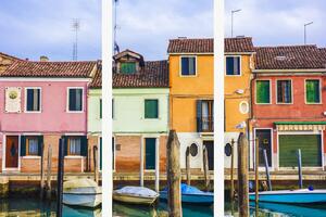 Barevné domy a lodě v benátském kanálu – Třídílný obraz A, 90 × 60 cm