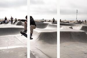Skateboardista ve skateparku – Třídílný obraz A, 90 × 60 cm