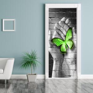 Fototapeta na dveře - Zelený motýl v dlaních (95x205cm)