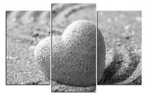 Obraz na plátně - Kámen ve tvaru srdce na písku 1161QC (90x60 cm)