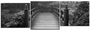 Obraz na plátně - Dřevěný most v podzimní zahradě - panoráma 5186QE (90x30 cm)