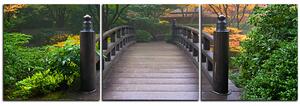 Obraz na plátně - Dřevěný most v podzimní zahradě - panoráma 5186B (90x30 cm)