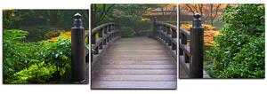 Obraz na plátně - Dřevěný most v podzimní zahradě - panoráma 5186E (90x30 cm)