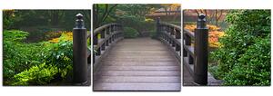 Obraz na plátně - Dřevěný most v podzimní zahradě - panoráma 5186D (150x50 cm)
