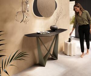 DELIFE Konzolový stůl Edge polygonální 140×50 cm keramika Laminam® Noir Desir hnědá Spios kov titanová barva