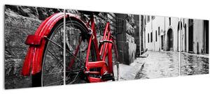 Obraz červeného kola na dlážděné ulici (170x50 cm)