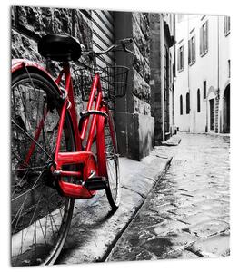 Obraz červeného kola na dlážděné ulici (30x30 cm)