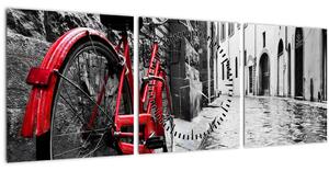 Obraz červeného kola na dlážděné ulici (s hodinami) (90x30 cm)