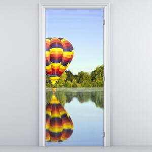 Fototapeta na dveře - Horkovzdušný balón na jezeře (95x205cm)