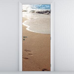 Fototapeta na dveře - Stopy v písku a moře (95x205cm)