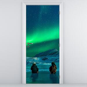 Fototapeta na dveře - Lidé u polární záře (95x205cm)