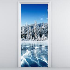 Fototapeta na dveře - Zamrzlé jezero a zasněžené stromy (95x205cm)