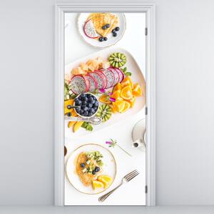 Fototapeta na dveře - Talíře s ovocem na stole (95x205cm)