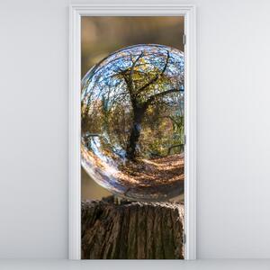 Fototapeta na dveře - Odraz ve skleněné kouli (95x205cm)