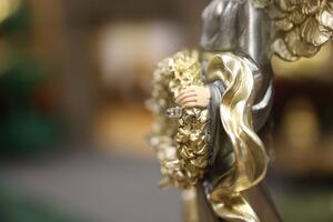 Modře zlatá figurka anděl s věncem 51cm
