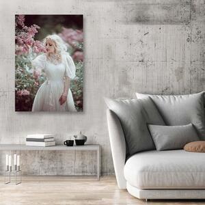 Obraz na plátně Krásná blondýnka v kvetoucí vinobraní fialové zahradě - Maryna Khomenko Rozměry: 40 x 60 cm