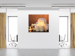 Obraz skleněný bílá svíce, ručník a květ - 55 x 55 cm