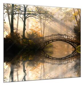 Obraz skleněný kovový most v parku nad hladinou - 50 x 50 cm