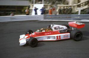 Fotografie James Hunt in a McLaren