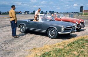 Fotografie Stirling Moss and Rob Walker 230sl at Silverstone, 1960