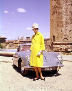 Fotografie 1962, une jeune femme posant devant une Porsche 356 B, (30 x 40 cm)