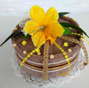 Textilní dort jednopatrový Lilie žlutá