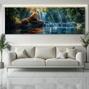 Obraz na plátně - Lev odpočívá u vodopádu v džungli FeelHappy.cz Velikost obrazu: 120 x 40 cm