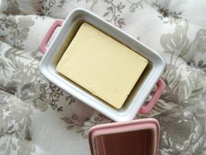 Keramická máslenka/zapékací miska s pokličkou růžová