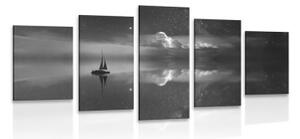 5-dílný obraz loďka na moři v černobílém provedení - 100x50 cm