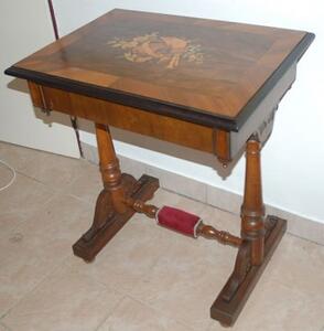 Dámský vyšívací stolek s intarzií Biedermeier