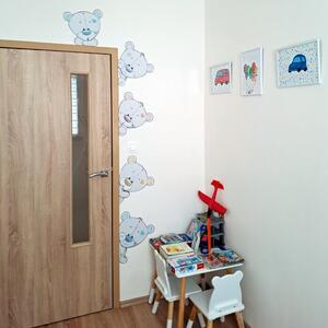 INSPIO-textilní přelepitelná samolepka - Dětské samolepky na zeď - Šedí plyšoví medvídci kolem dveří