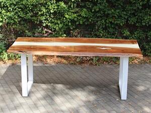 Jídelní stůl z akátového dřeva Sebatik