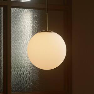 Nordlux Závěsné svítidlo Grant v mosazi se skleněnou koulí Ø 25 cm, stmívatelný, Bílá / opál, Obývací pokoj / jídelna, Sklo