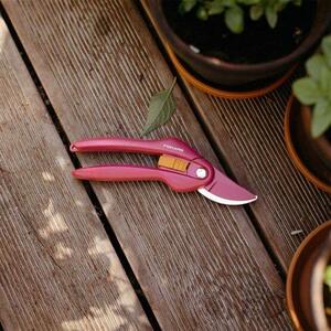 Inspiration™ Ruby Zahradní nůžky dvoučepelové FISKARS 1003657