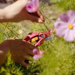 Inspiration™ Ruby Zahradní nůžky dvoučepelové FISKARS 1003657