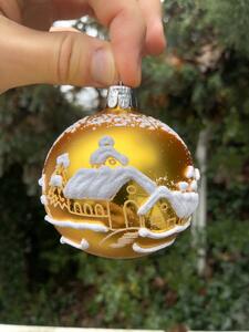 Slezská tvorba Skleněná vánoční koule zlatá, motiv vesnička