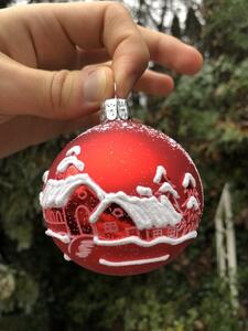 Slezská tvorba Skleněná vánoční koule červená, motiv vesnička