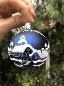 Slezská tvorba Skleněná vánoční koule modrá, motiv vesnička