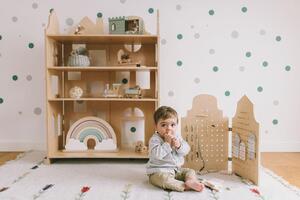 Dřevěná knihovna 3v1 do dětského pokoje ve tvaru domku Zvolte barvu stran: Béžová, Zvolte barvu polic: Nelakovaná