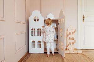 Montessori dřevěná šatní skříň ve tvaru domku Zvolte barvu stran: Růžová, Zvolte barvu polic: Nelakovaná