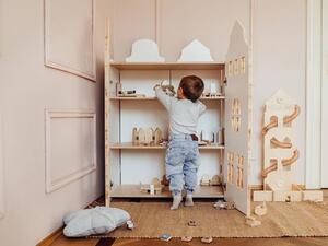 Montessori dřevěná šatní skříň ve tvaru domku Zvolte barvu stran: Šedá, Zvolte barvu polic: Šedá