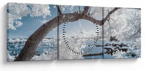 Obraz zasněženého stromu u vody (s hodinami) (90x30 cm)