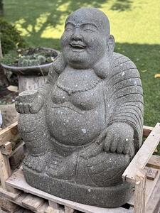 Socha šťastný Buddha Bodhidharma – ručně tesaná z vulkanického kamene, Bali (60 a 80 cm)