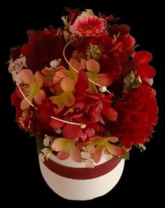 Aranžmá - květináč bílý keramický - červené květy, v.28cm